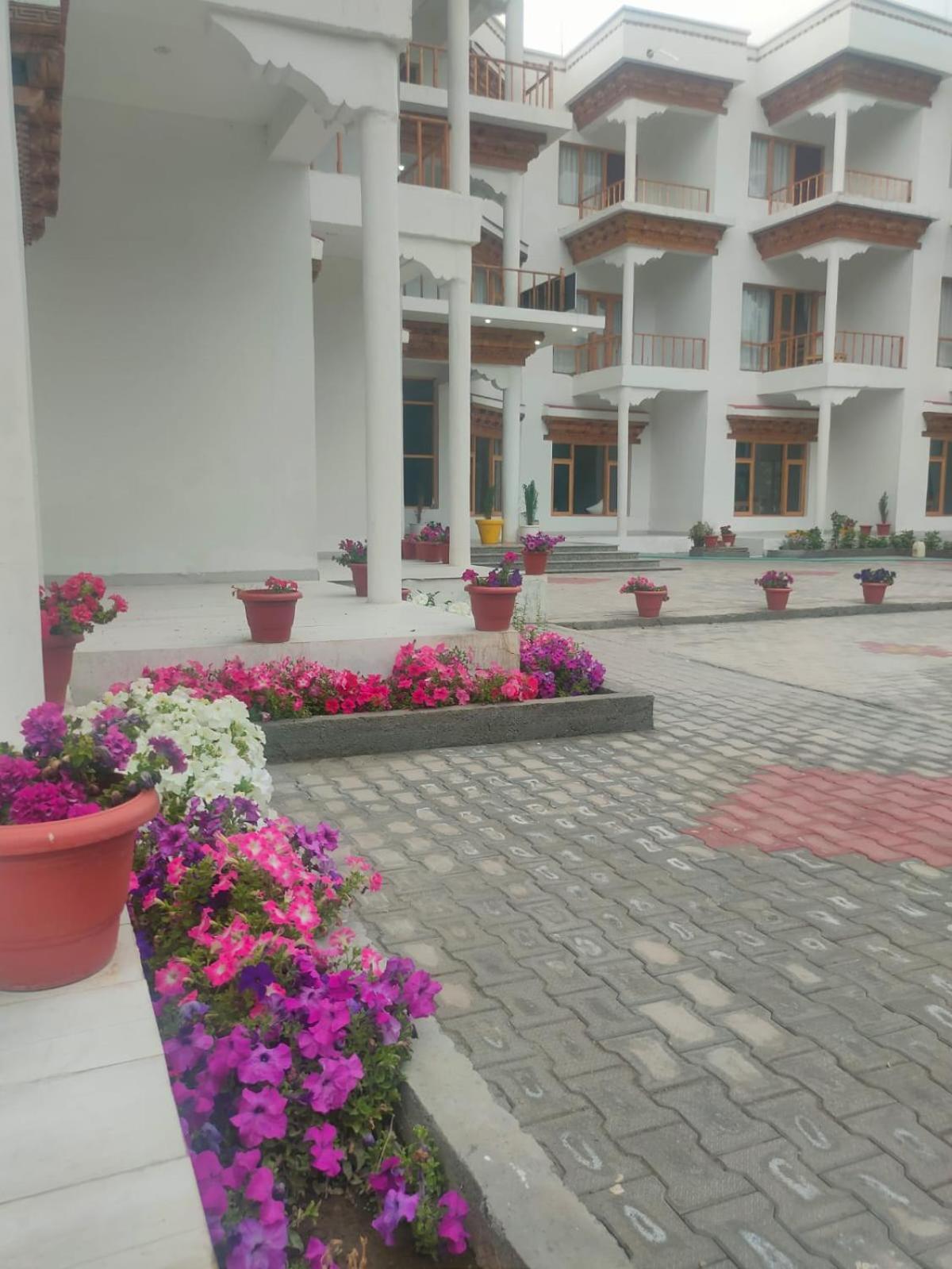 Hotel Ladakh Indus River Front Leh Exterior photo